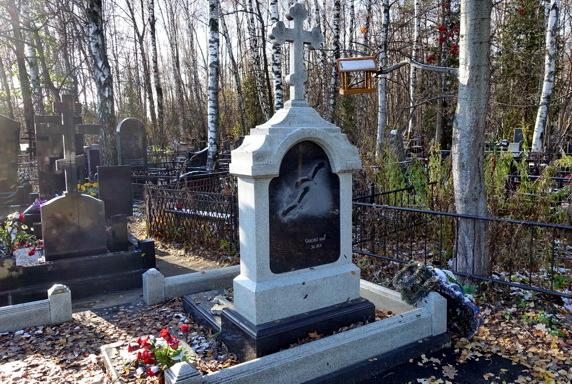 Гравировка птиц на памятнике-арке из двух сортов гранита